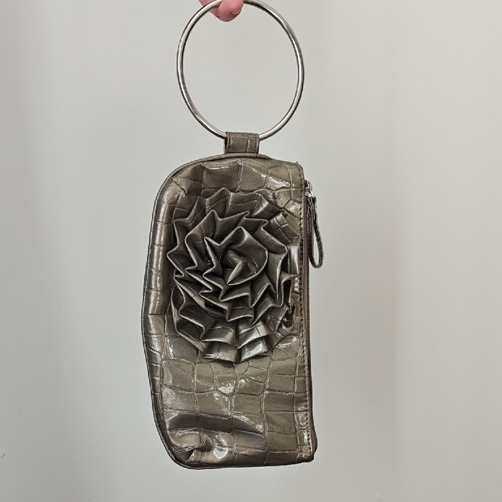 Y2K Le Chateau Metallic Silver Floral Accent Clutch - Perfect  Like New 🩶